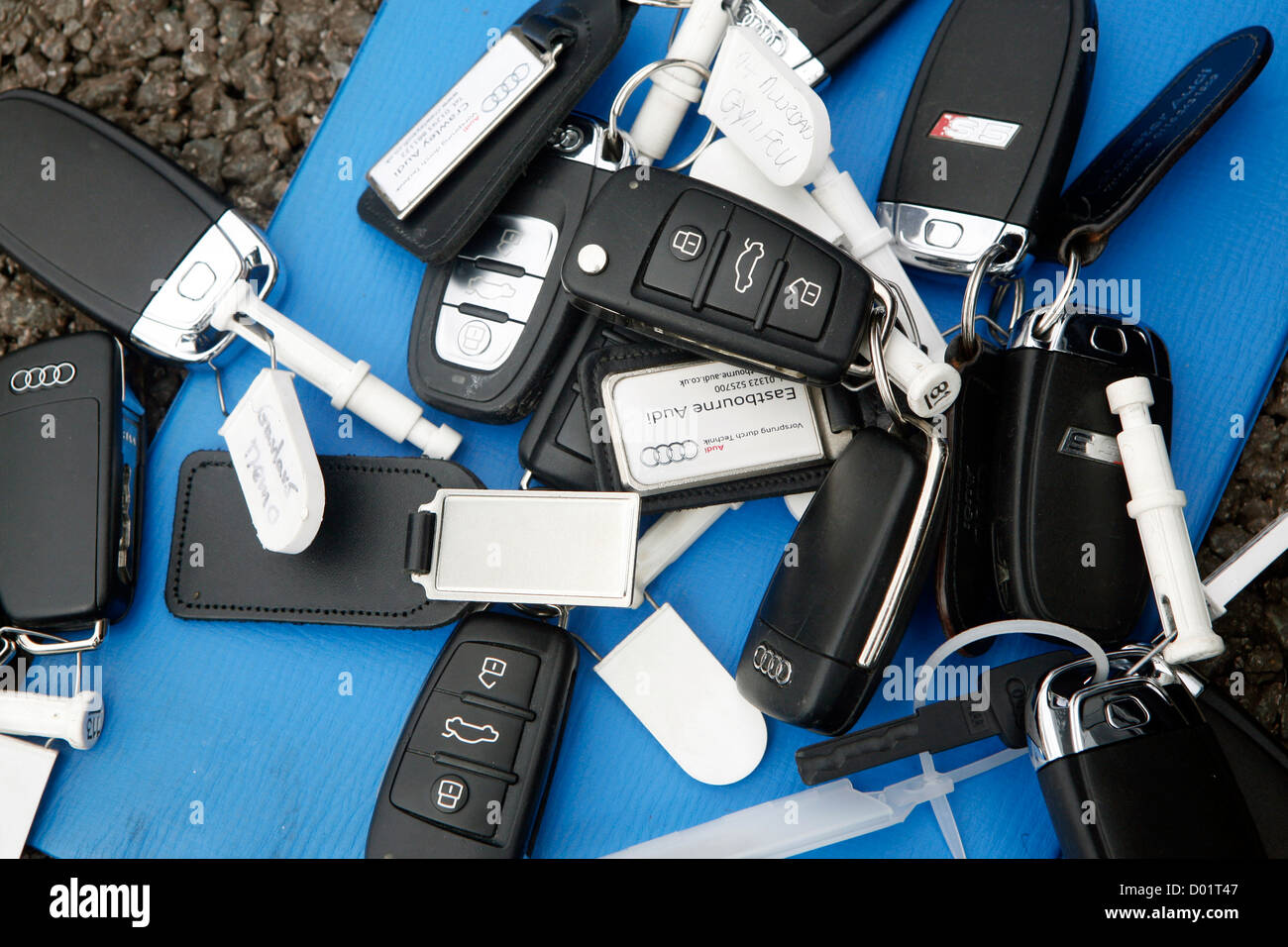 Eine Gruppierung von modernen Audi Auto Schlüsselanhänger gestapelt auf dem  Boden Stockfotografie - Alamy