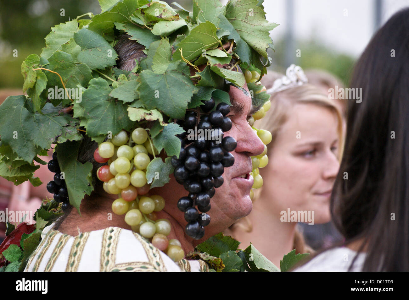 Herbert Graedtke als "Bacchus" mit Weinkönigin und Prinzessinnen in Radebeul Herbst Und Weinfest, Sachsen, Sachsen, Deutschland Stockfoto