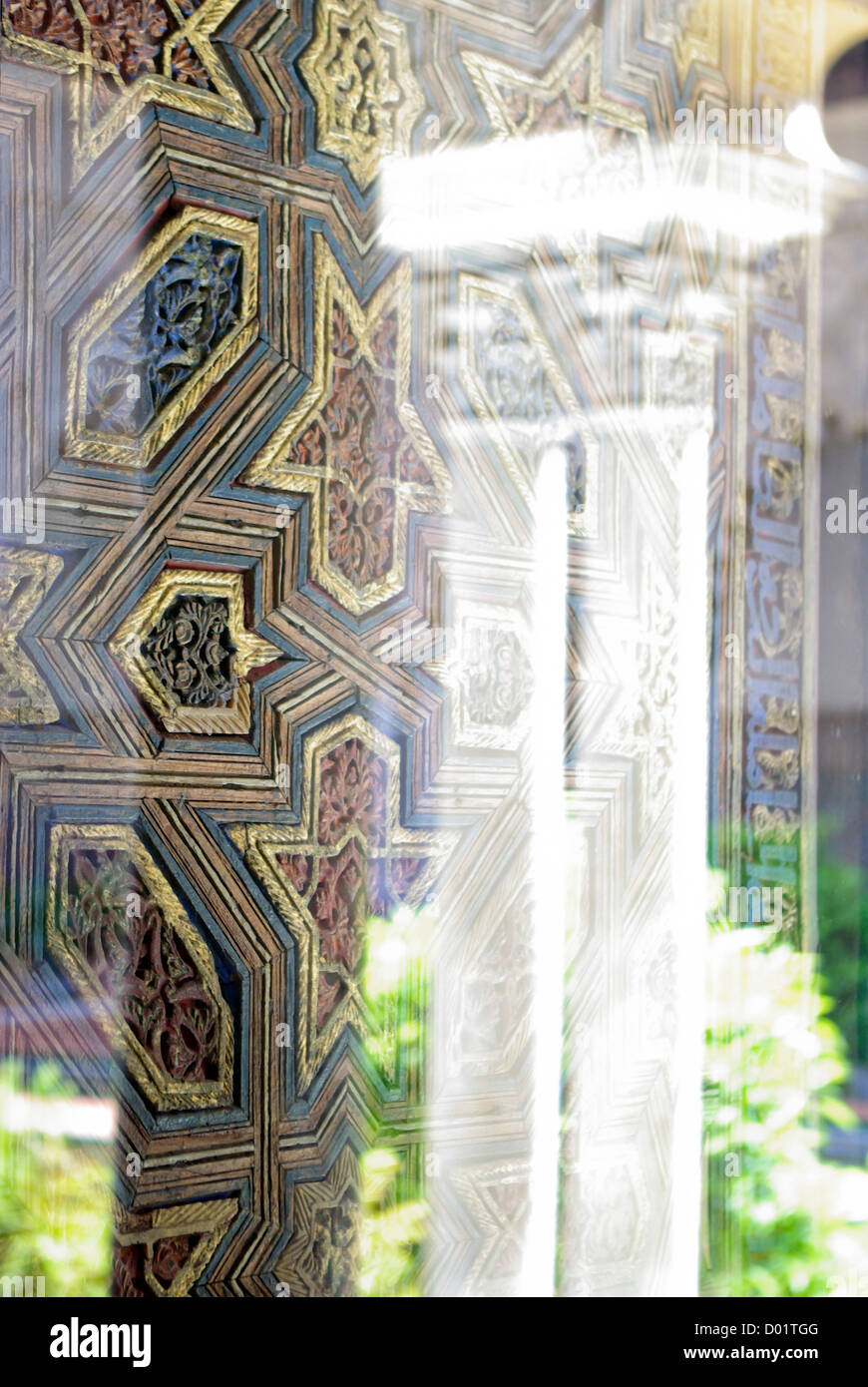 Detail der Fenster Rollladen und Reflexion der Spalte im Innenhof der Jungfrauen, der Alcázar von Sevilla, Andalusien, Spanien Stockfoto