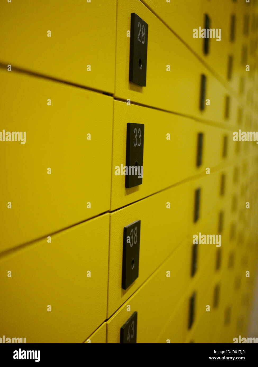 gelbe privaten Briefkästen bei einem Postamt in Kroatien Stockfoto