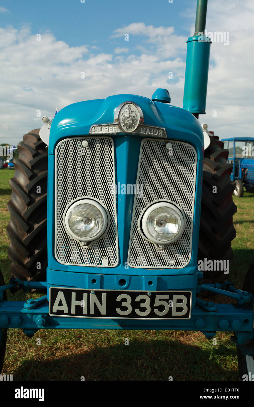 Vorderansicht des traditionellen alten Traktor Fordson Dexta Major Stockfoto