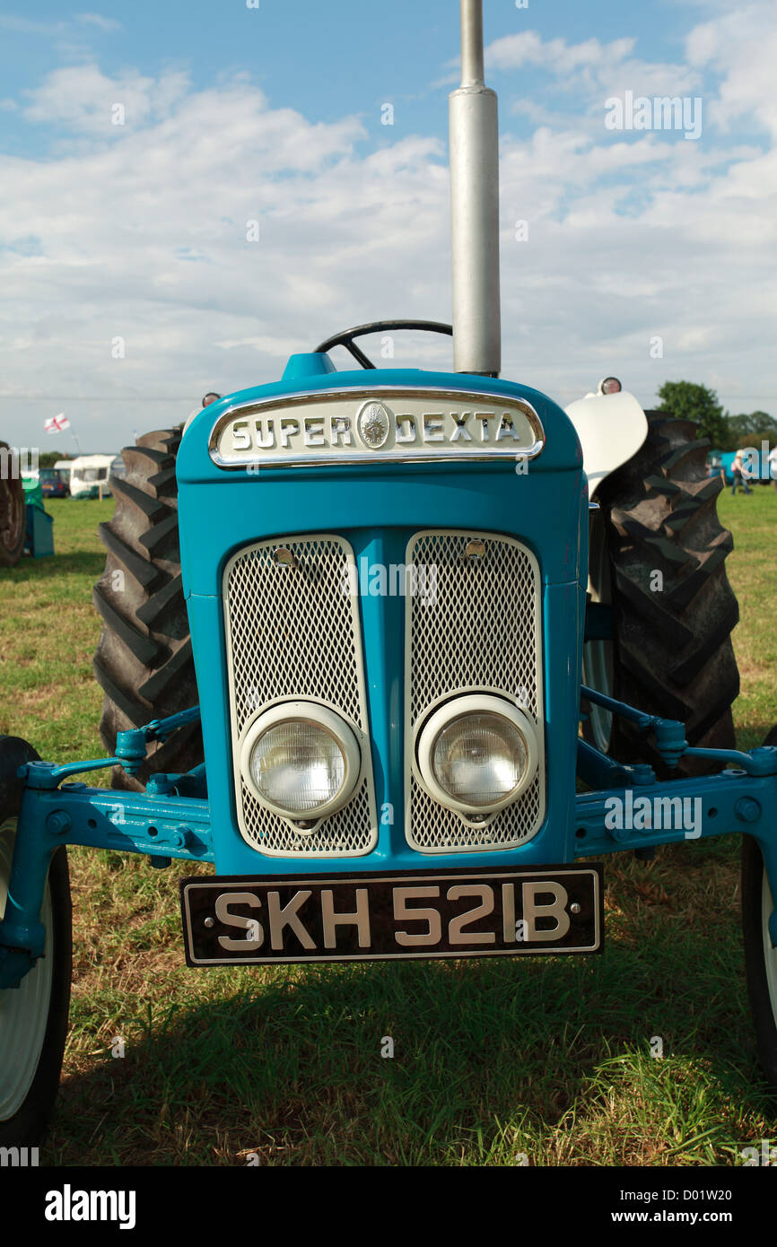 Vorderansicht des traditionellen alten Traktor Fordson Dexta Extra Stockfoto
