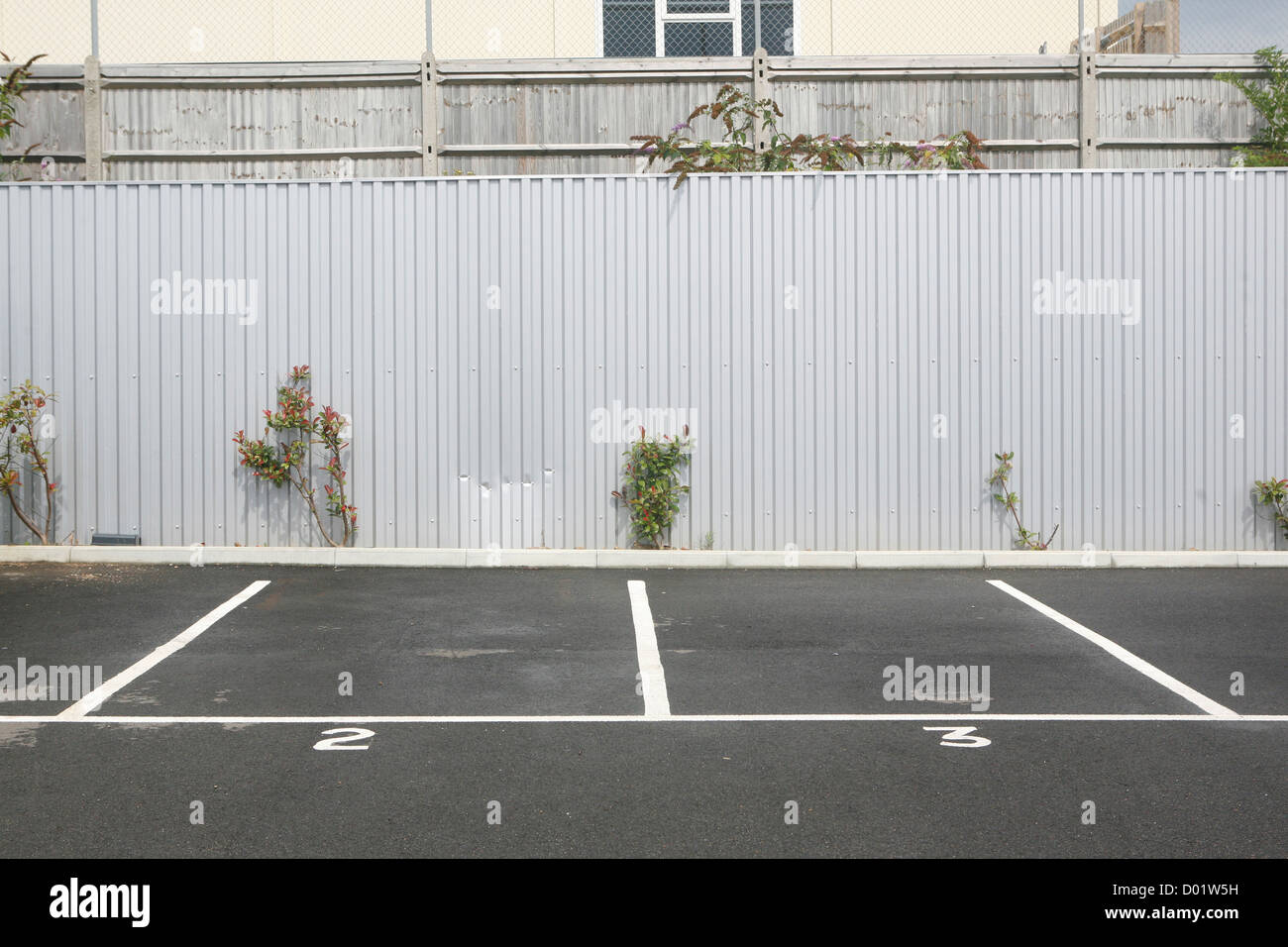 Leere nummerierte Parkplätze in einem Parkhaus. Stockfoto