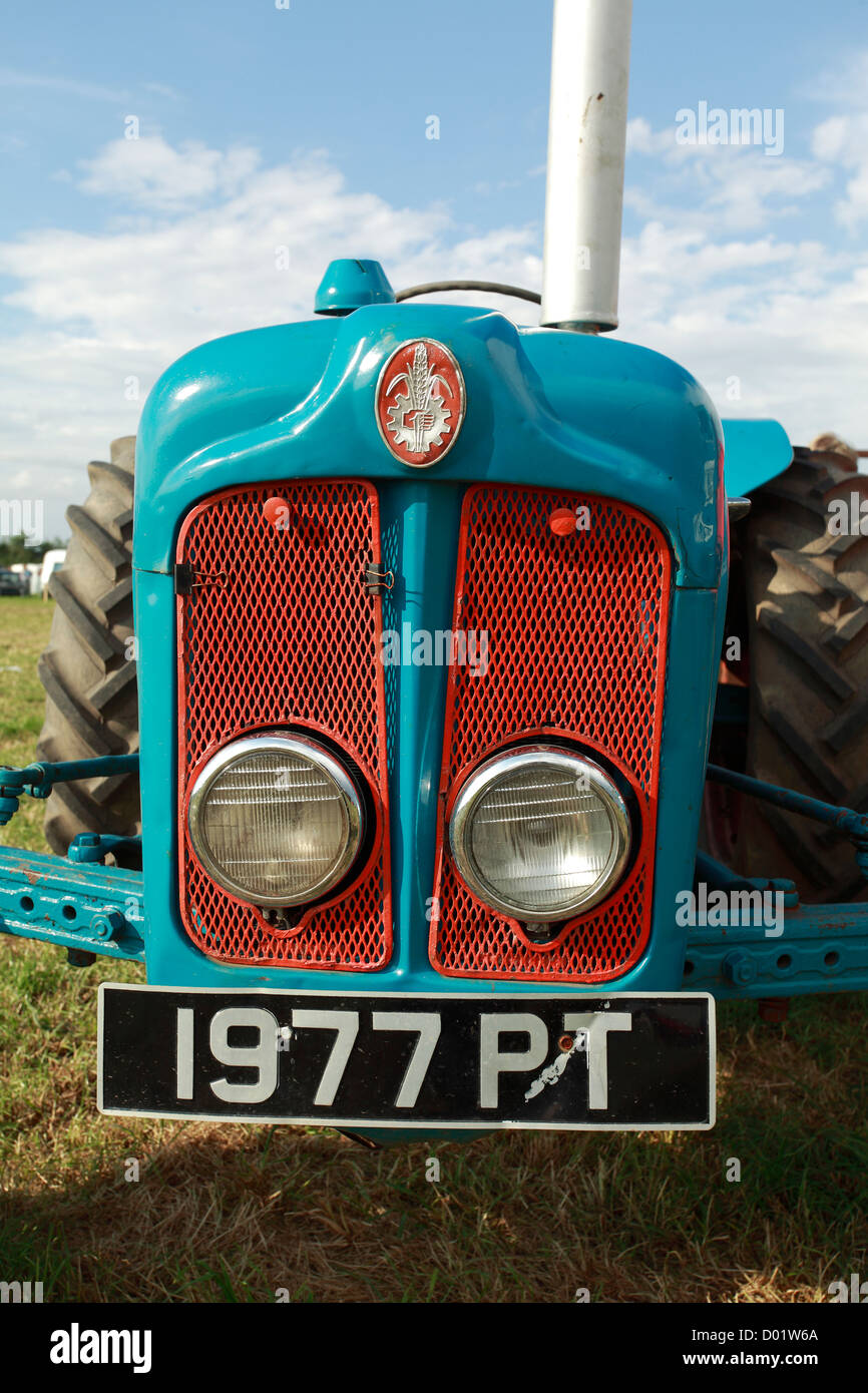 Vorderansicht des traditionellen alten Traktor Fordson Stockfoto