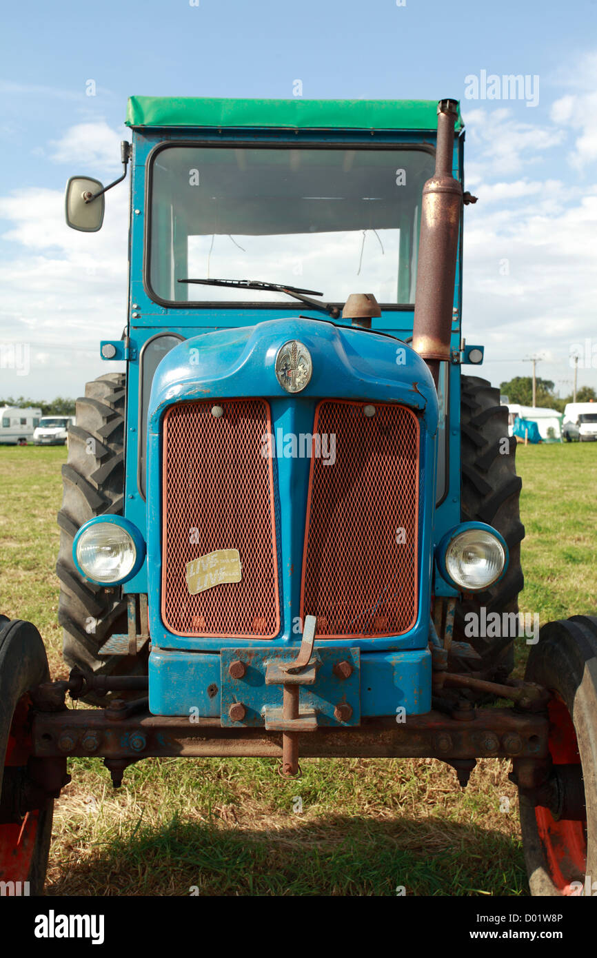 Vorderansicht des traditionellen alten Traktor Fordson Stockfoto