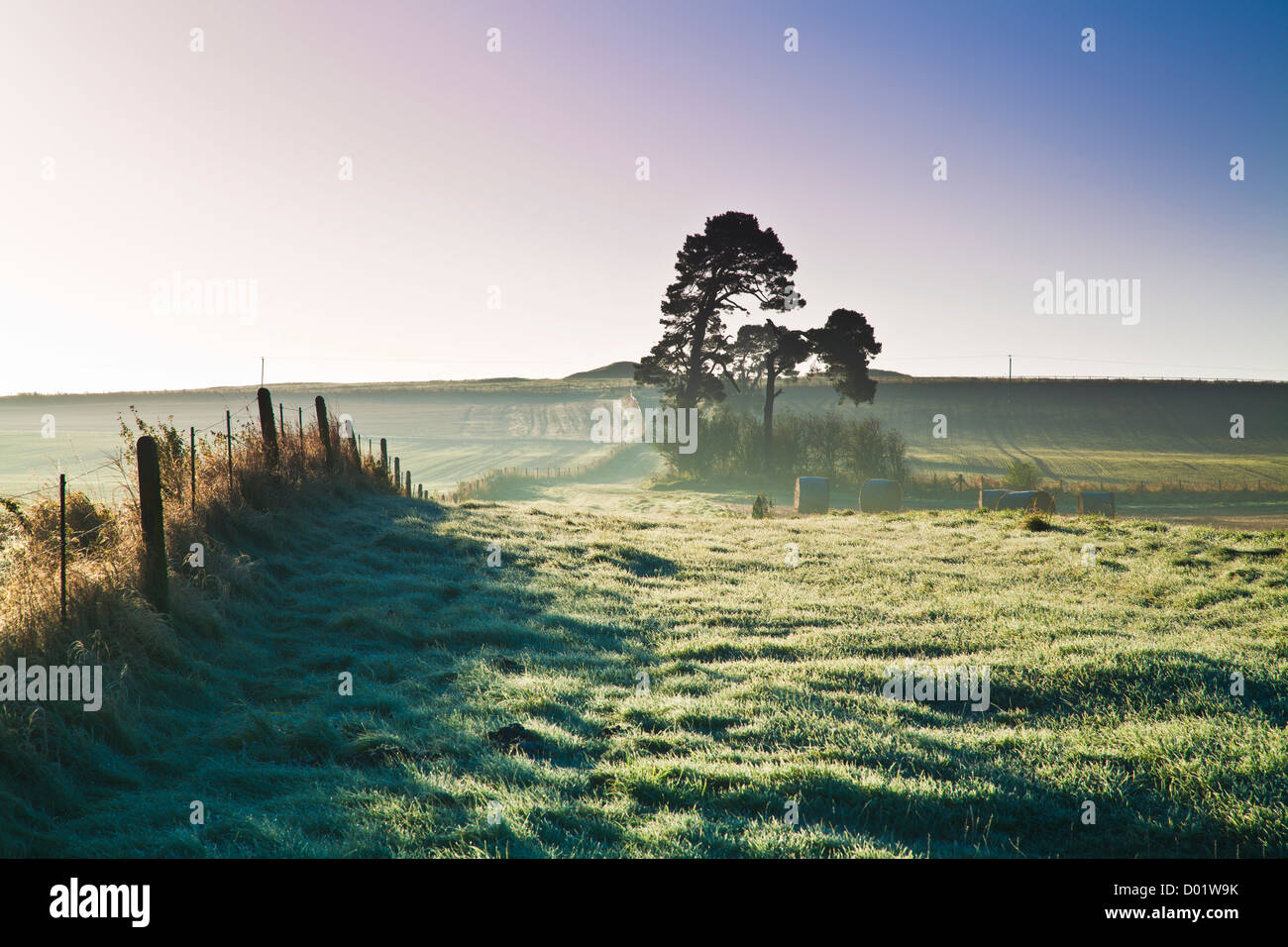 Feld-Zaun und Heuballen auf einem Feld in der Nähe von Beckhampton, Wiltshire, England, UK Stockfoto