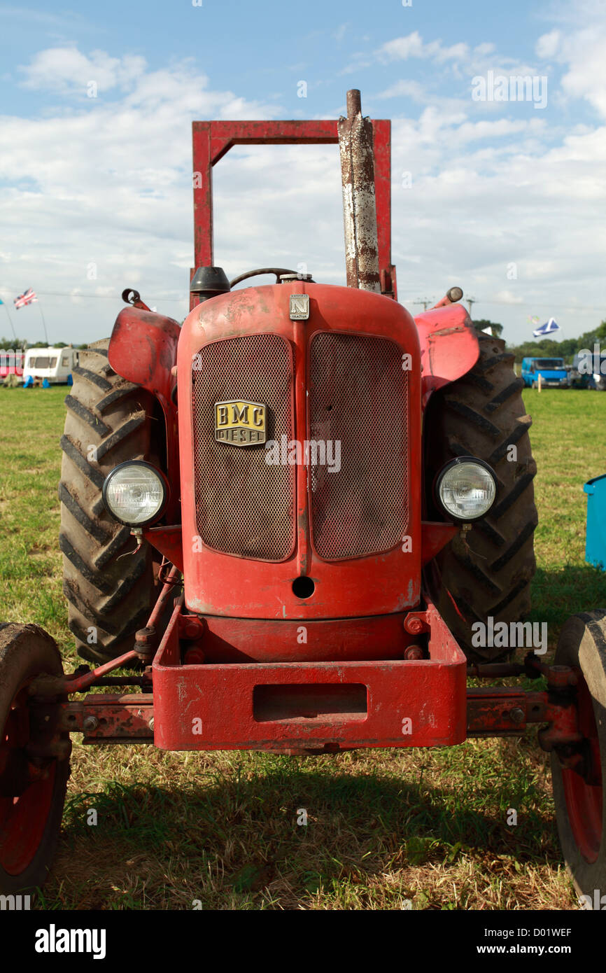 Vorderansicht des traditionellen alten Traktor, Nuffield Stockfoto