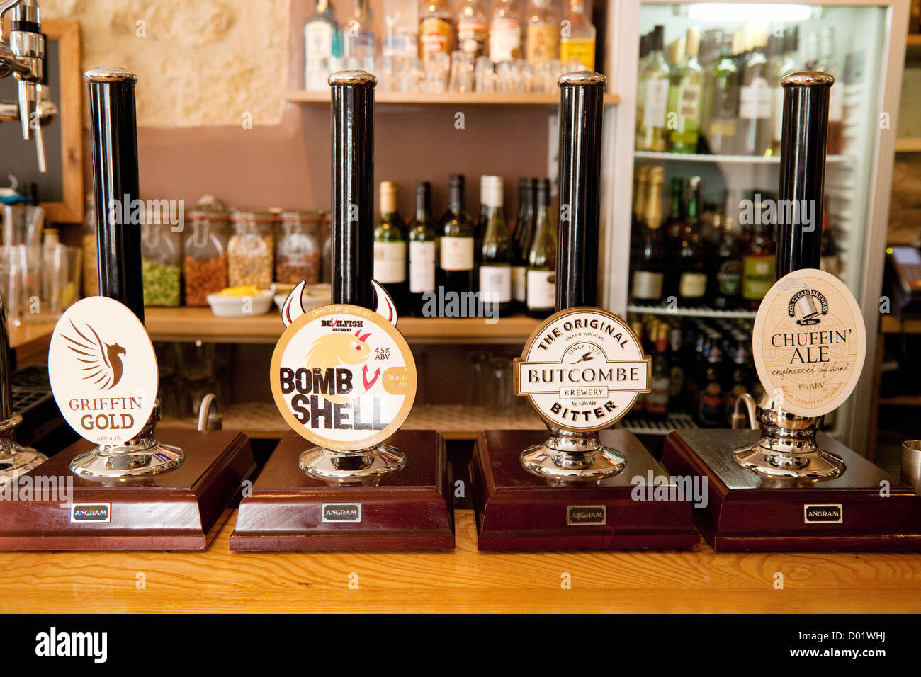 CAMRA; Real Ale Bier pumpe pumpen auf einen Balken im Griffin Inn Pub, Badewanne Somerset England Großbritannien Stockfoto