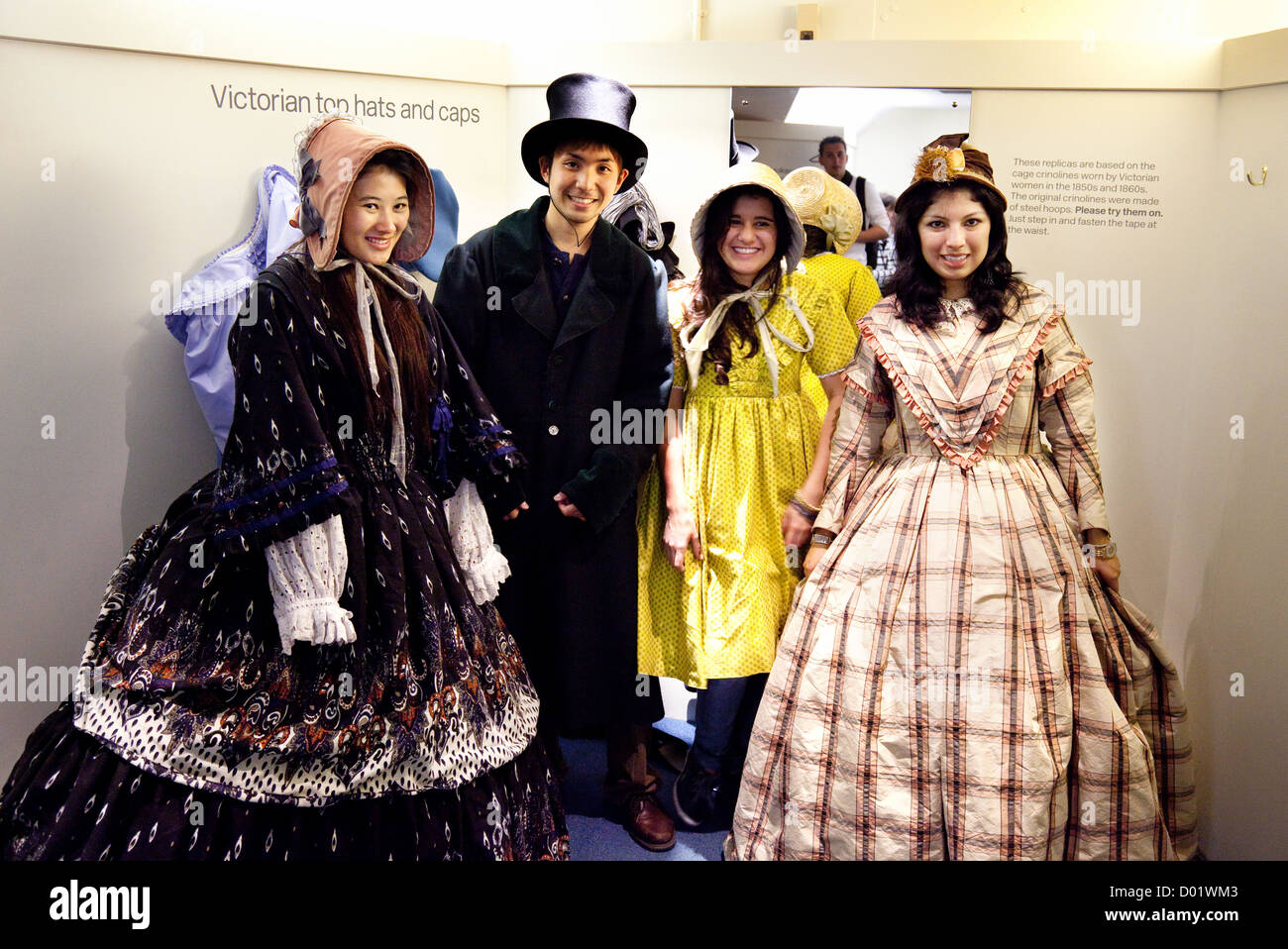 Touristen versuchen auf viktorianischen Kostümen in das Modemuseum, Bad Somerset UK Stockfoto
