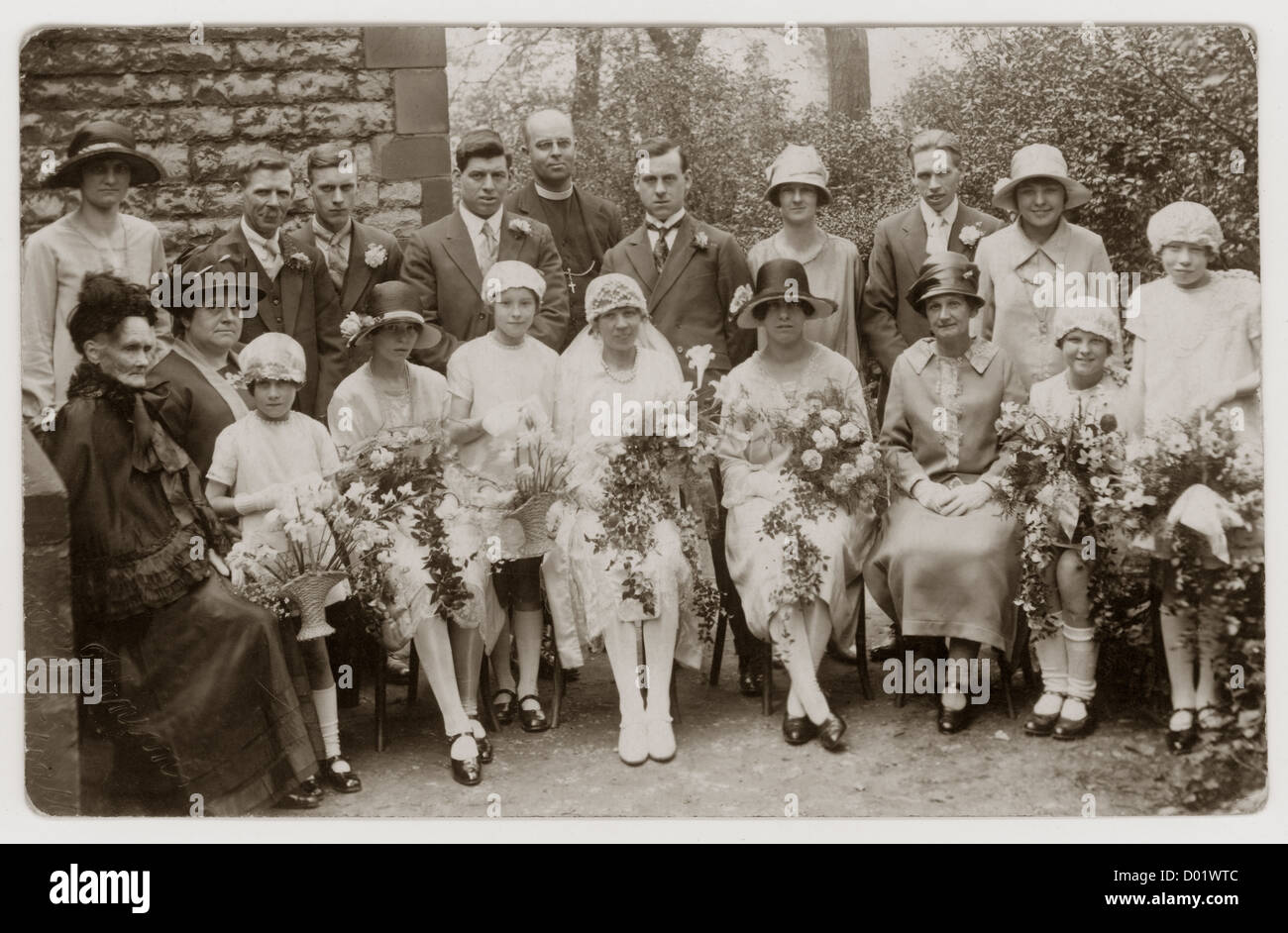 1920 Postkarte, Foto, Hochzeit, Braut, Bräutigam, mit dem Stellvertreter und einer viktorianischen Matriarchin sitzt auf der linken Seite, Hüte modische' Cloche" abgenutzt sind, ca. 1925, Großbritannien Stockfoto