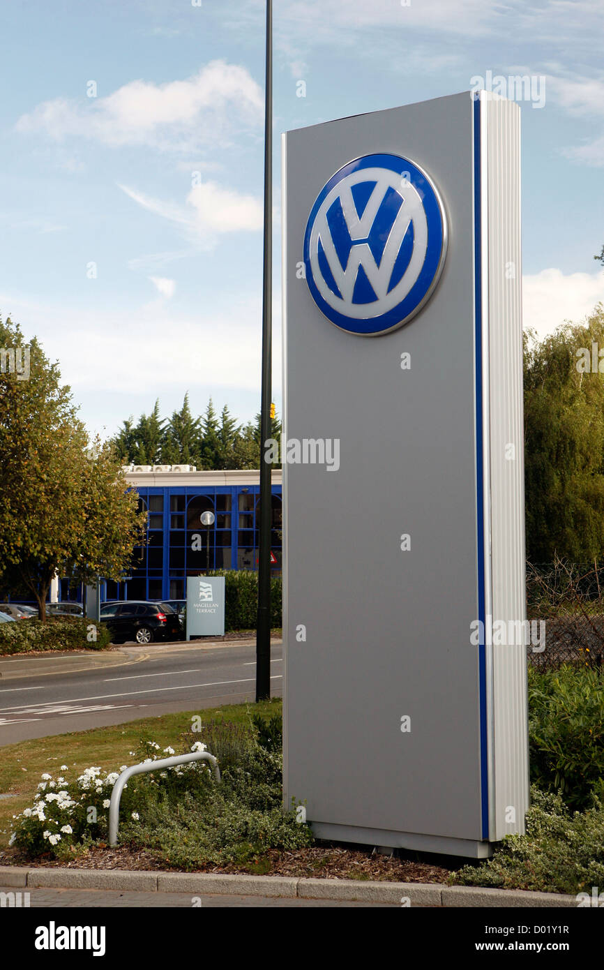 Großem Volkswagen Logo auf dem Display außerhalb eines VW-Autohauses in Großbritannien. Stockfoto