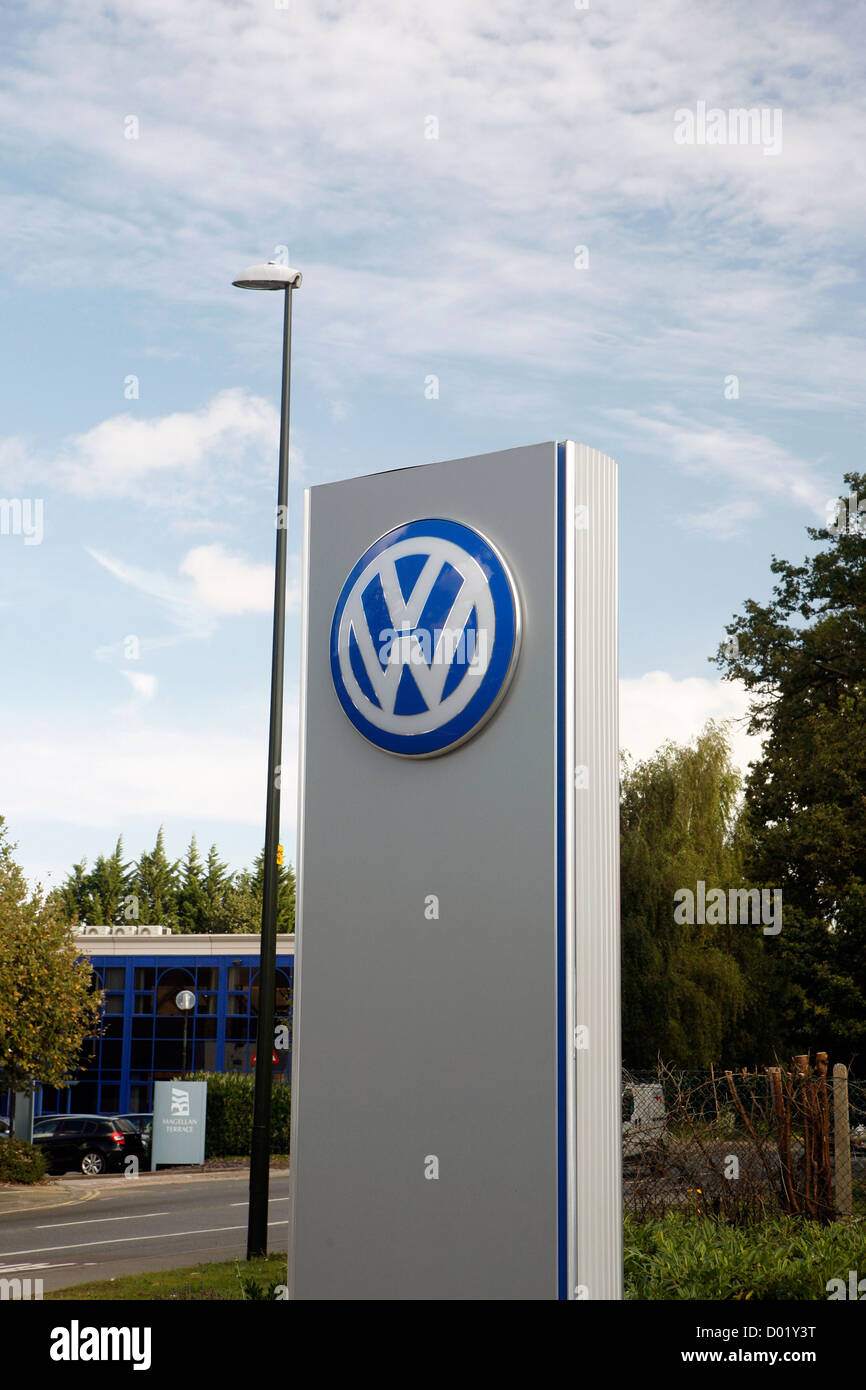 Großem Volkswagen Logo auf dem Display außerhalb eines VW-Autohauses in Großbritannien. Stockfoto