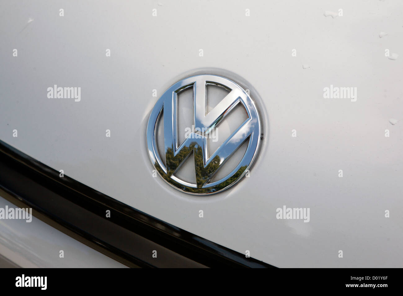 Ein Silber Volkswagen Emblem wie gesehen auf der Motorhaube eines VW. Stockfoto