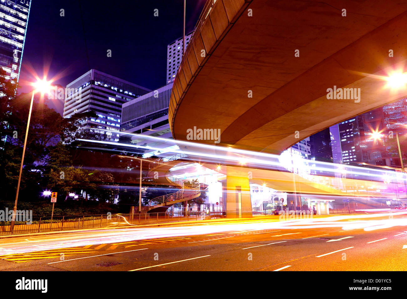 Lichtspuren in Mega-city Stockfoto