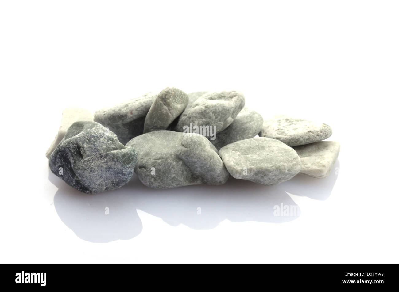 Kieselsteine mit Spa oder Zen Stein Gartenkonzept auf weiß isoliert Stockfoto