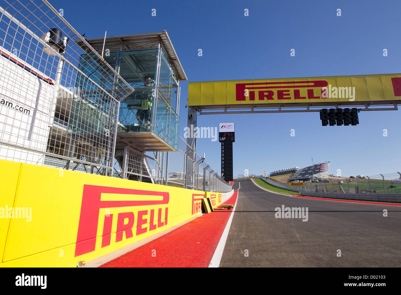 Paul Burns von Irland (im Stand) arbeitet an der Ziellinie Elektronik in der Vorbereitung für die Formel Eins uns Grand Prix in der Nähe von Austin Stockfoto