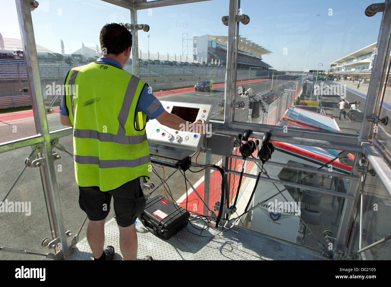 Paul Burns von Irland (im Stand) arbeitet an der Ziellinie Elektronik in der Vorbereitung für die Formel Eins uns Grand Prix in der Nähe von Austin Stockfoto