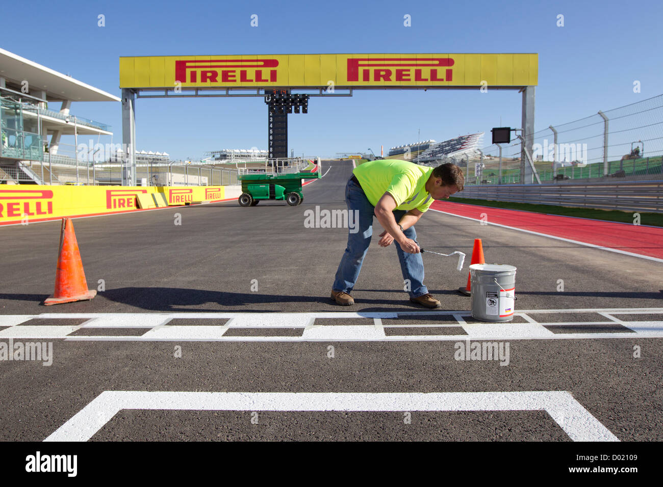 Maler Hugh Blackburn Schottlands malt die Ziellinie der Formel 1 United States Grand Prix in der Nähe von Austin Texas Stockfoto