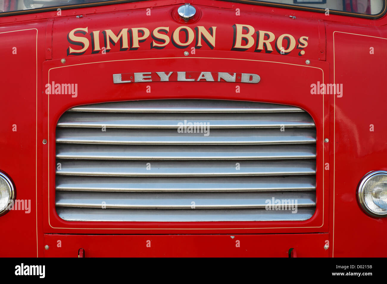 Kühlergrill der alten Leyland LKW, Zeichen markiert "Simpson Bros" Stockfoto