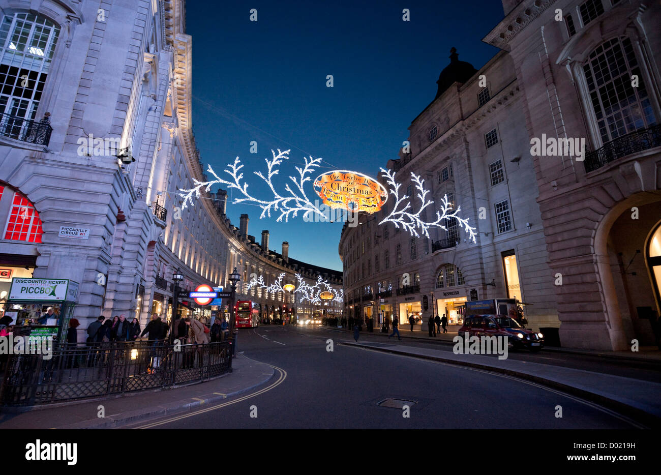 Regent Street Weihnachtsbeleuchtung und Dekoration, London, England, UK, 2012 Stockfoto