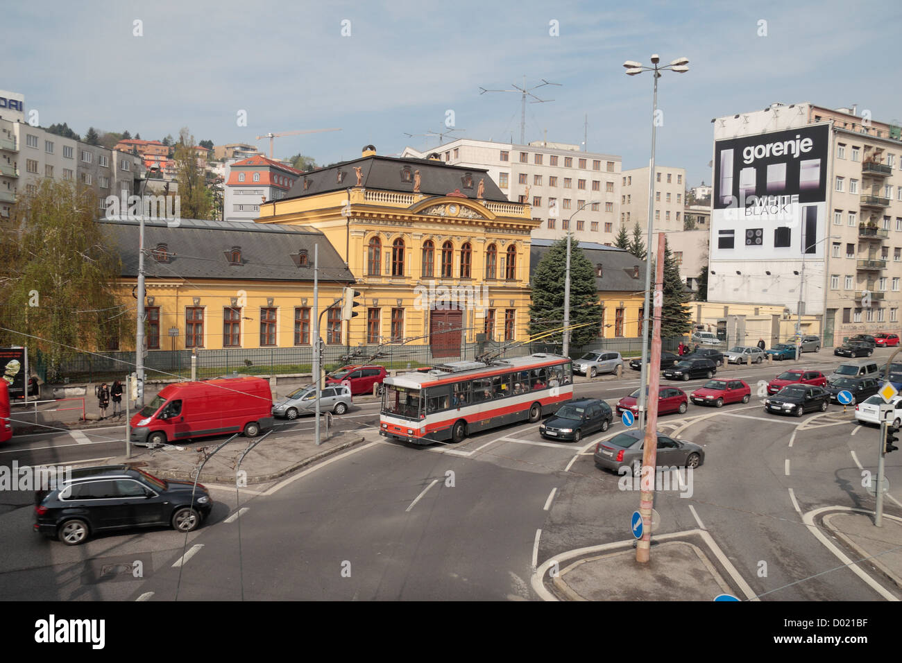 Eine stark befahrene Straße-Kreuzung (Sancova / Prazska in der Nähe des Slowakischen technischen Museums) in Bratislava, Slowakei. Stockfoto