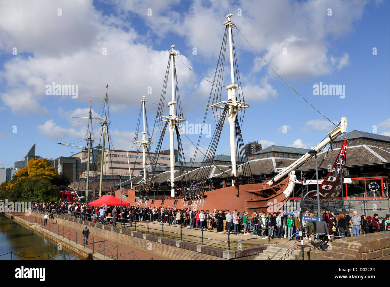 Horden von Menschen Warteschlange Eingang zum London Tattoo Convention in Wapping, London zu gewinnen Stockfoto