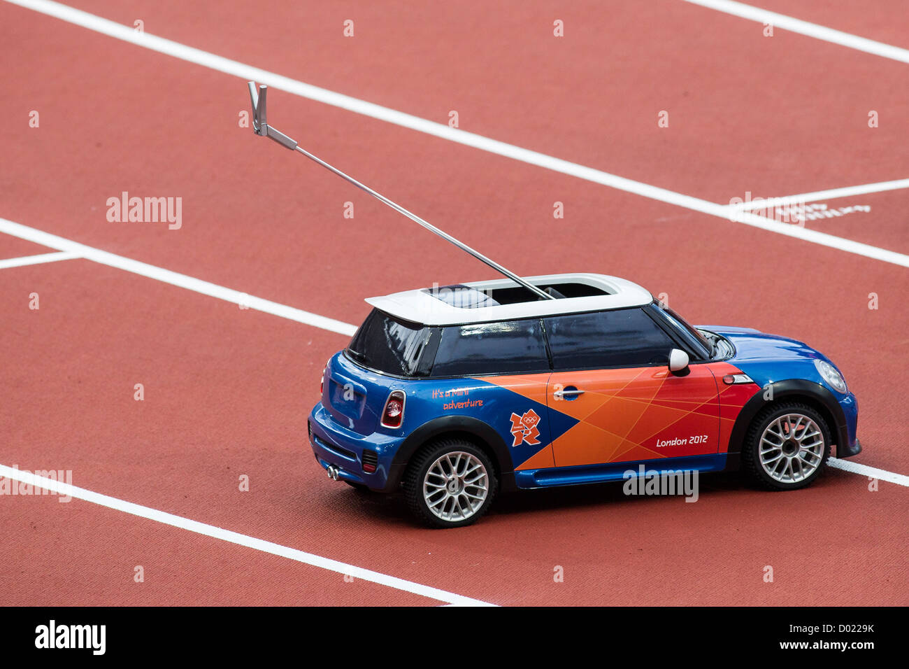 BMW Mini Speerwurf Abruf ferngesteuertes Auto bei den Olympischen Sommerspielen 2012 in London Stockfoto