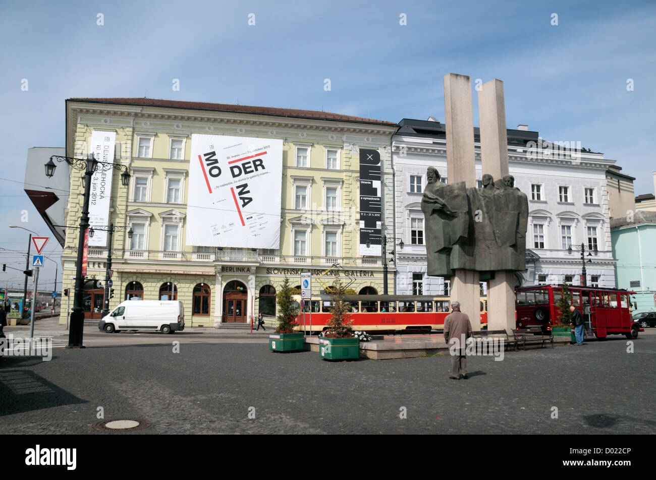 Auch Ľudovíta Štúra (Star-Platz) mit Kriegerdenkmal und der Slowakische Nationale Galerie (SNG) in Bratislava, Slowakei. Stockfoto