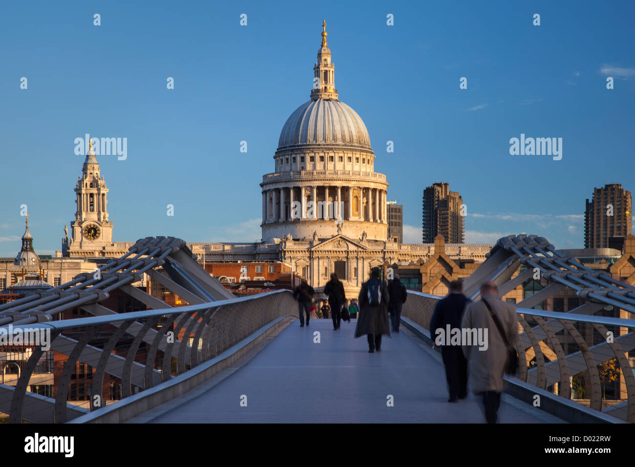 Pendler, die zu Fuß zur Arbeit über die Millennium Bridge in Richtung St. Pauls Cathedral, London England, UK Stockfoto