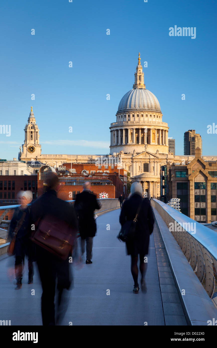 Pendler, die zu Fuß zur Arbeit über die Millennium Bridge in Richtung St. Pauls Cathedral, London England, UK Stockfoto