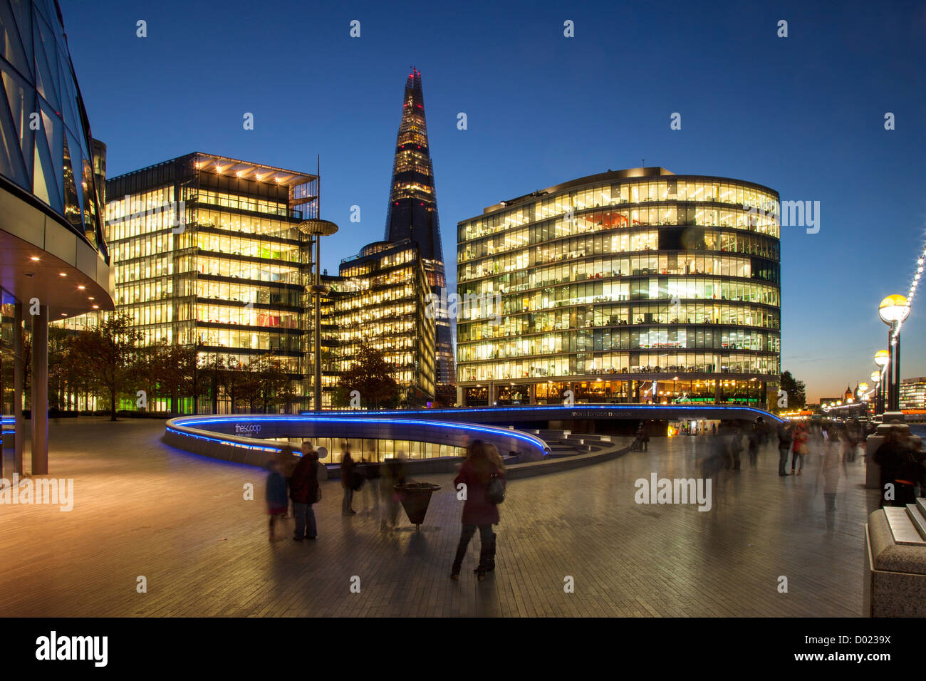 Dämmerung über die Scherbe, City Hall und die weitere Entwicklung der London South Bank, London England, Großbritannien Stockfoto