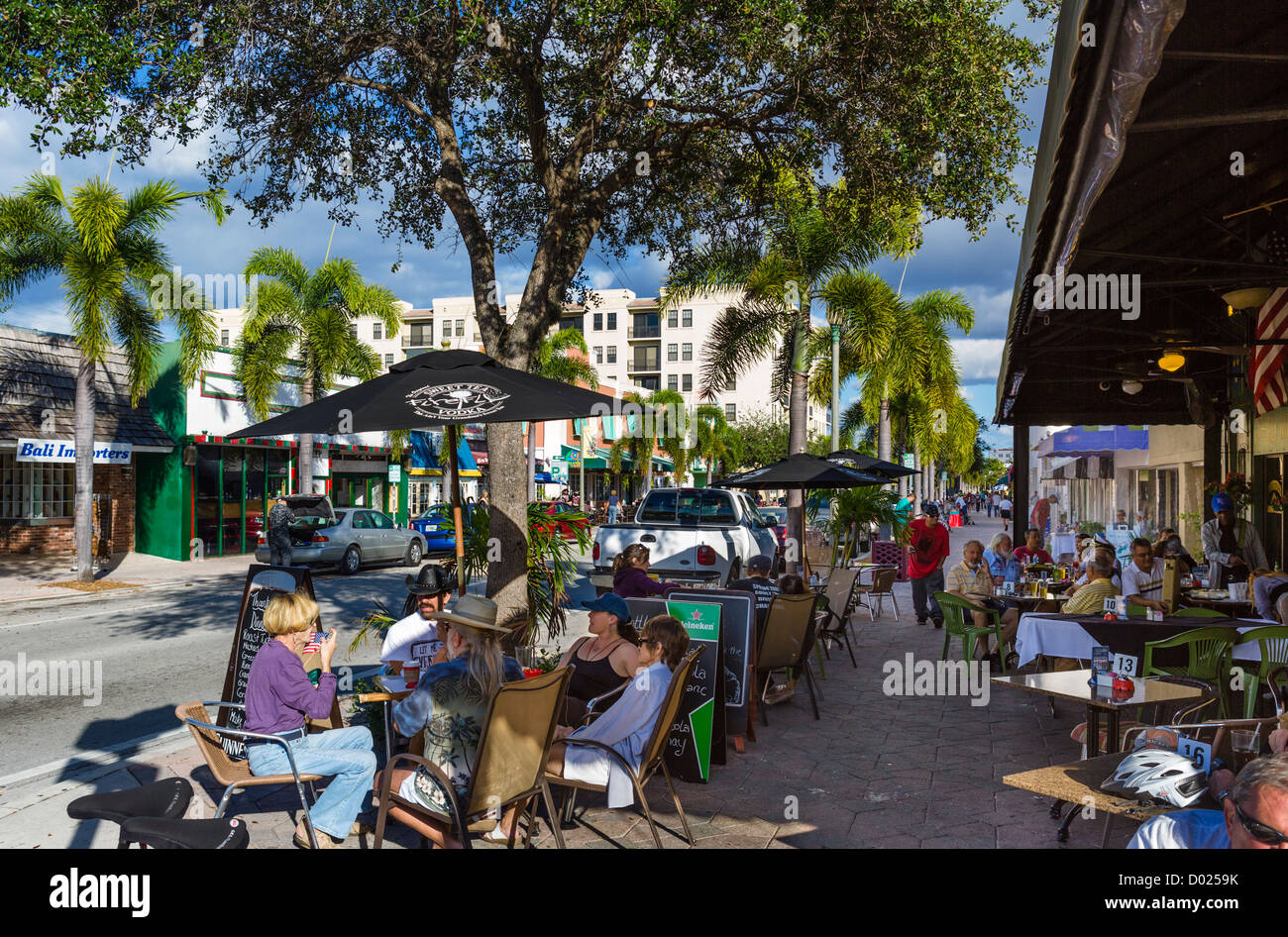 Bürgersteig-Restaurant am See-Allee in der historischen Innenstadt von Lake Worth, Palm Beach County, Treasure Coast, Florida, USA Stockfoto