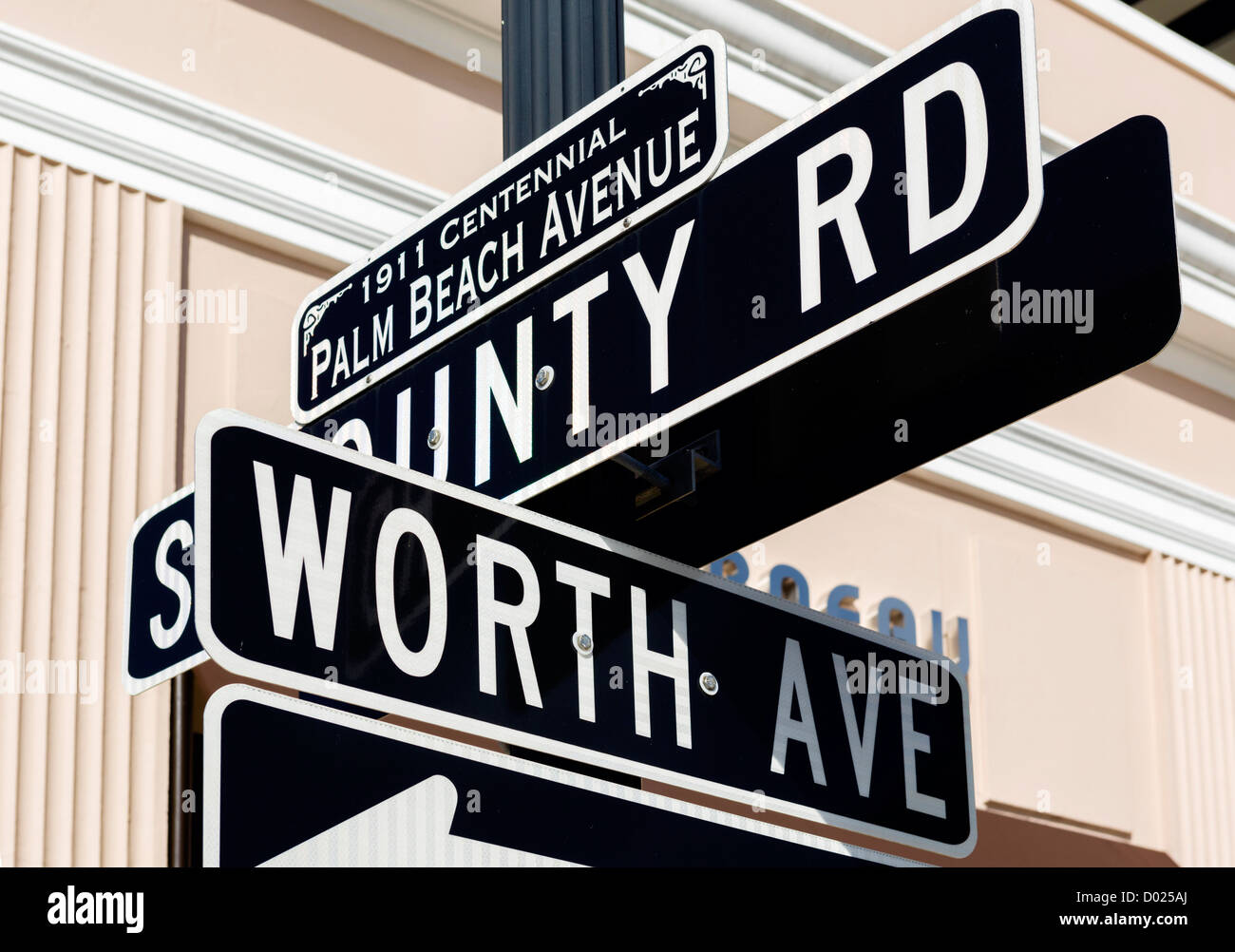 Straßenschild für Worth Avenue und S County Rd in der Innenstadt von Palm Beach, Palm Beach County, Treasure Coast, Florida, USA Stockfoto
