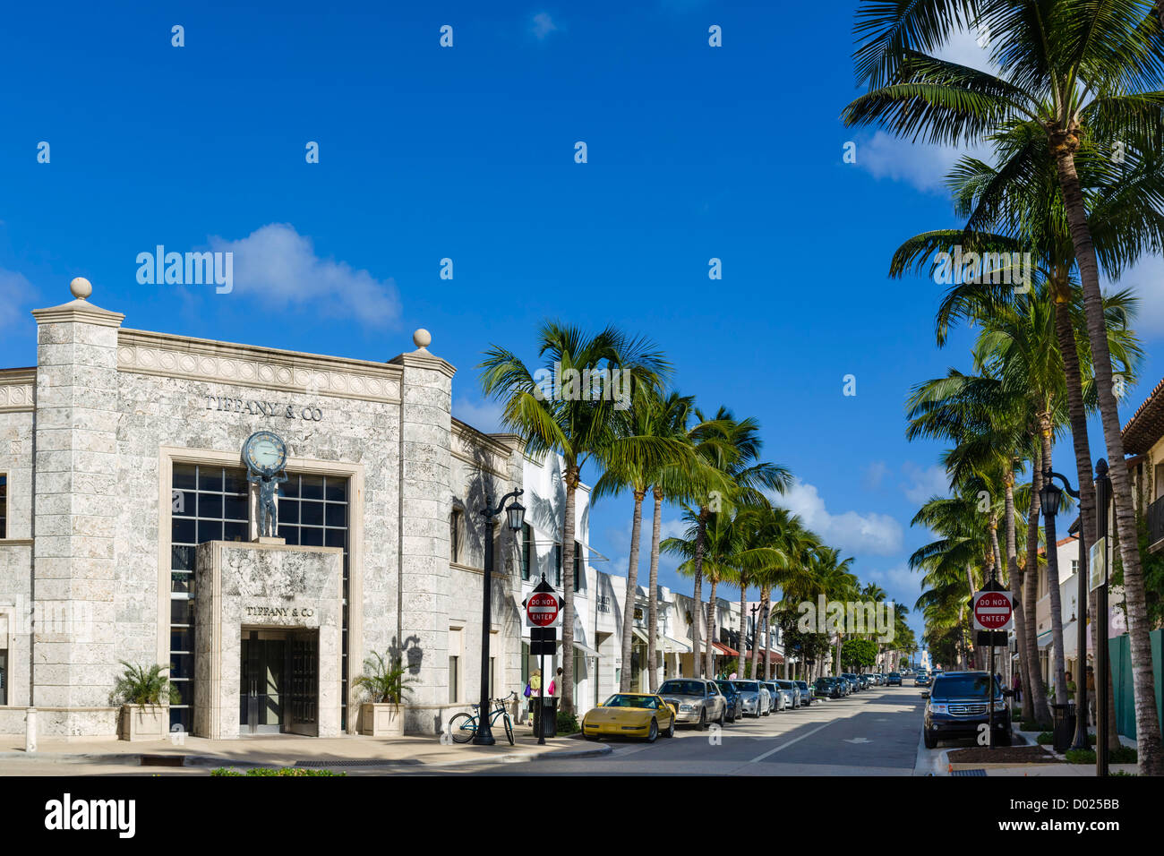 Geschäfte auf der Worth Avenue in der Innenstadt von Palm Beach mit Tiffany & Co nach links, Palm Beach County, Treasure Coast, Florida, USA Stockfoto