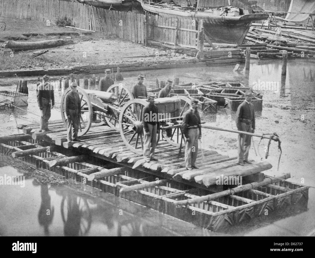 Floß der Decke Boote Überführung Feldartillerie und Soldaten über den Potomac River, ca. 1862 Stockfoto