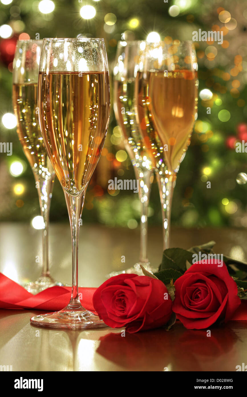 Glas Champagner und rote Rosen mit festlichen Hintergrund Stockfoto