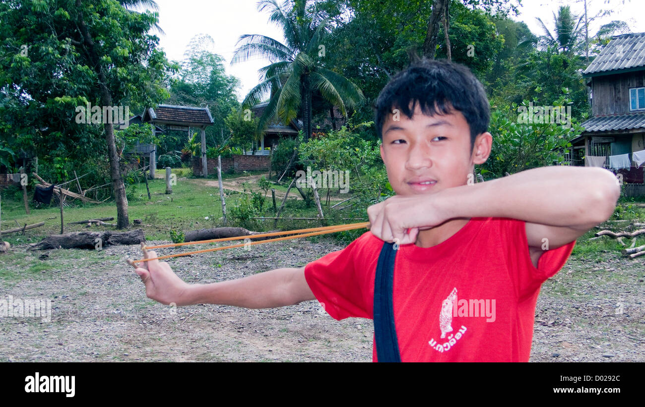 Junge mit Katapult Luang Prabang Laos PDR Stockfoto
