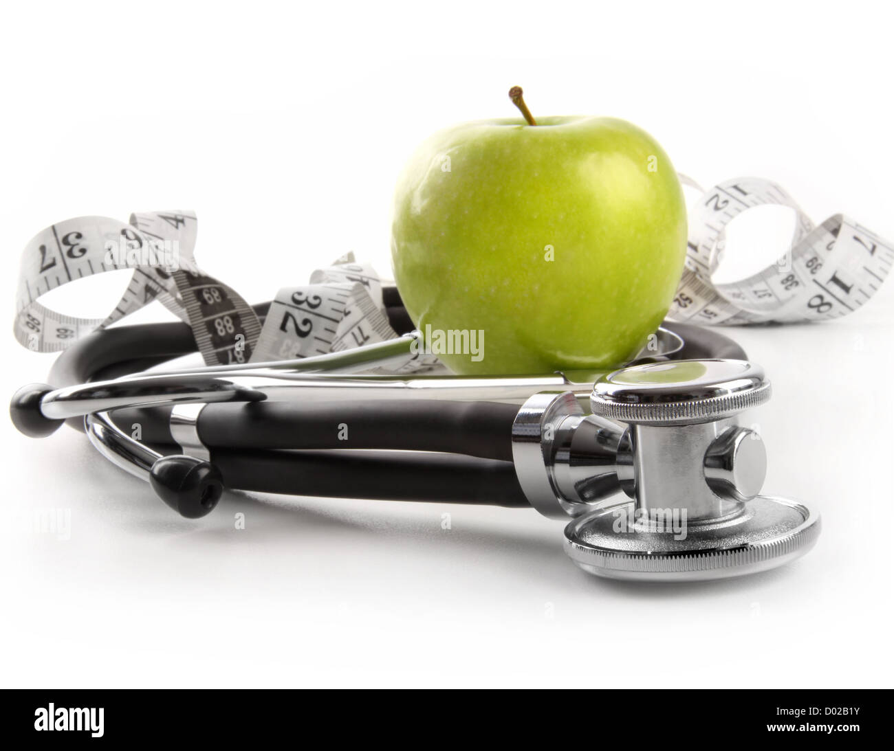 Grüner Apfel mit Stethoskop auf weißen Hintergrund Stockfoto
