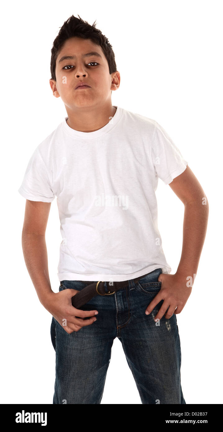 Young-hispanischen Kind in T-shirt und Hände Taschen mit einer Haltung Stockfoto