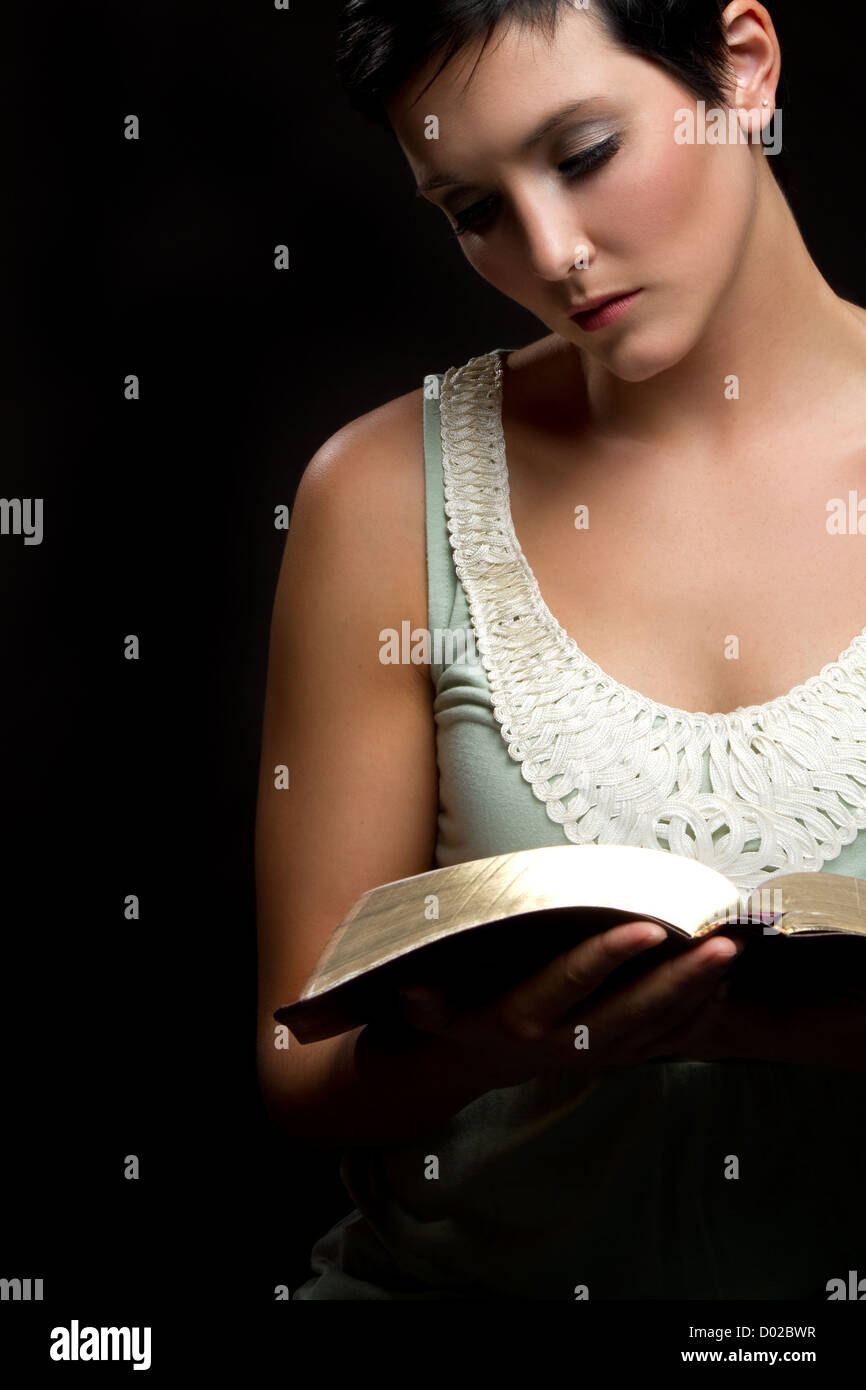 Schöne junge Frau lesen Bibel Stockfoto