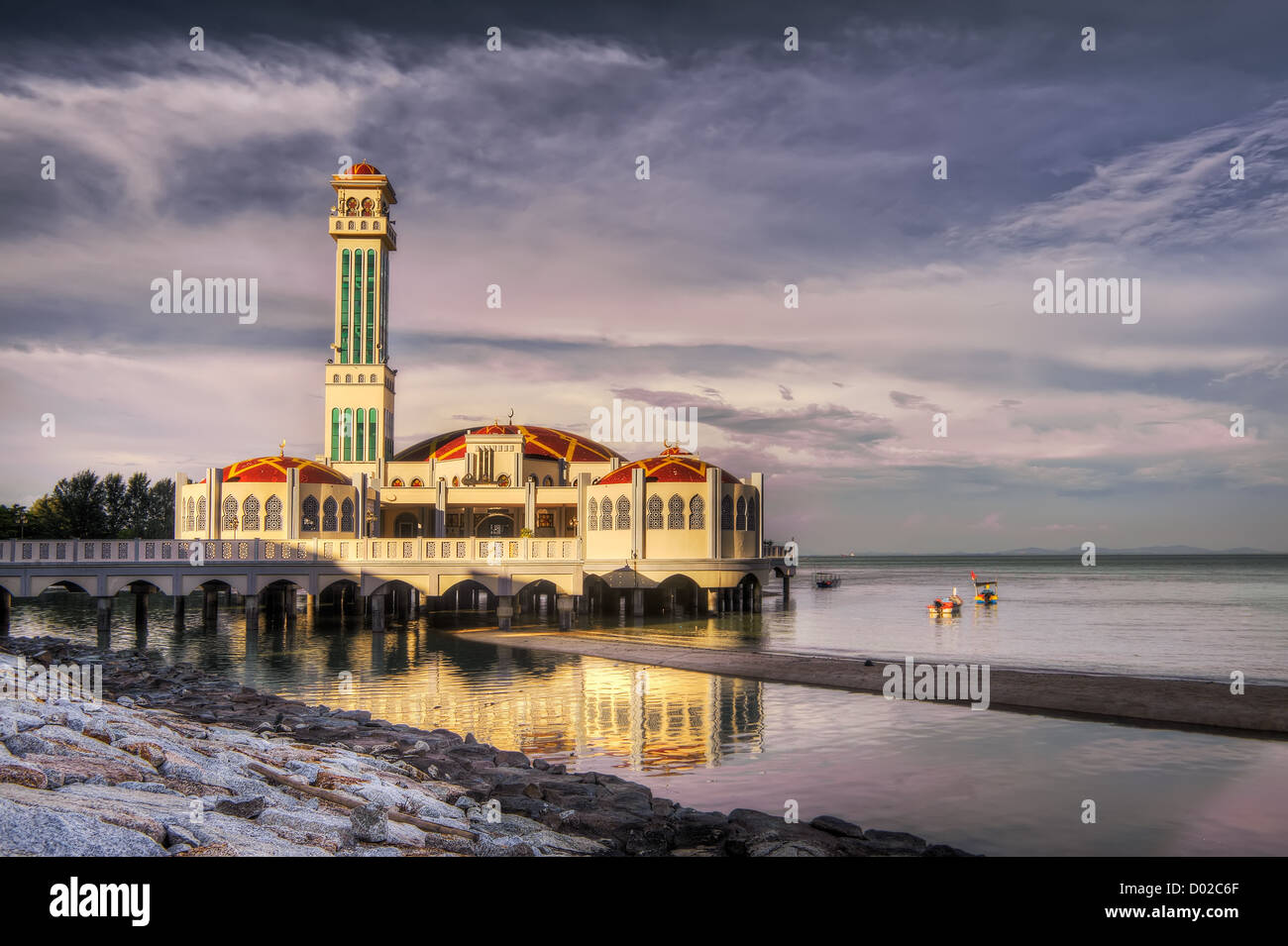 Landschaft der schwimmende Moschee von Tanjung Bungah in Penang, Malaysia, Asien. Stockfoto