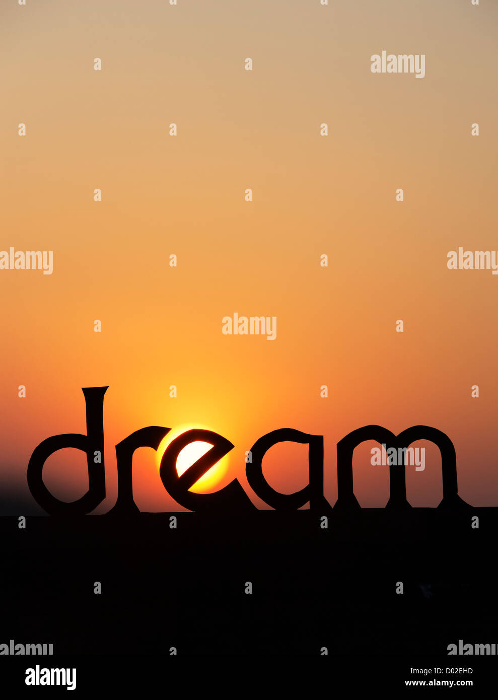 Silhouette Traum Wort bei Sonnenuntergang mit Sonne im E Stockfoto