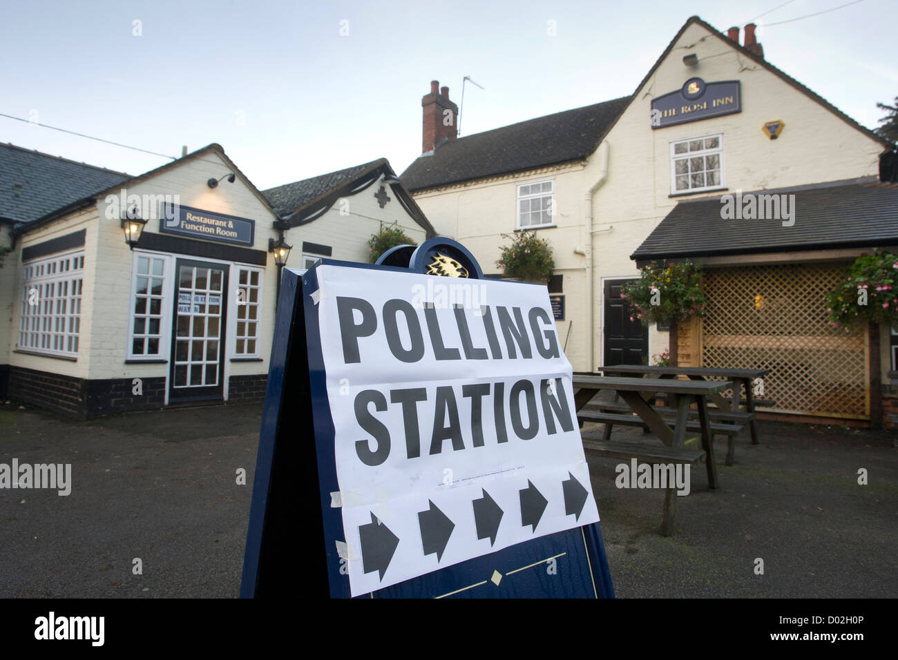 Die Rose Inn, Baxterley, North Warwickshire, als ein Wahllokal in der Polizei-Beauftragter Wahlen verwendet wird. Stockfoto