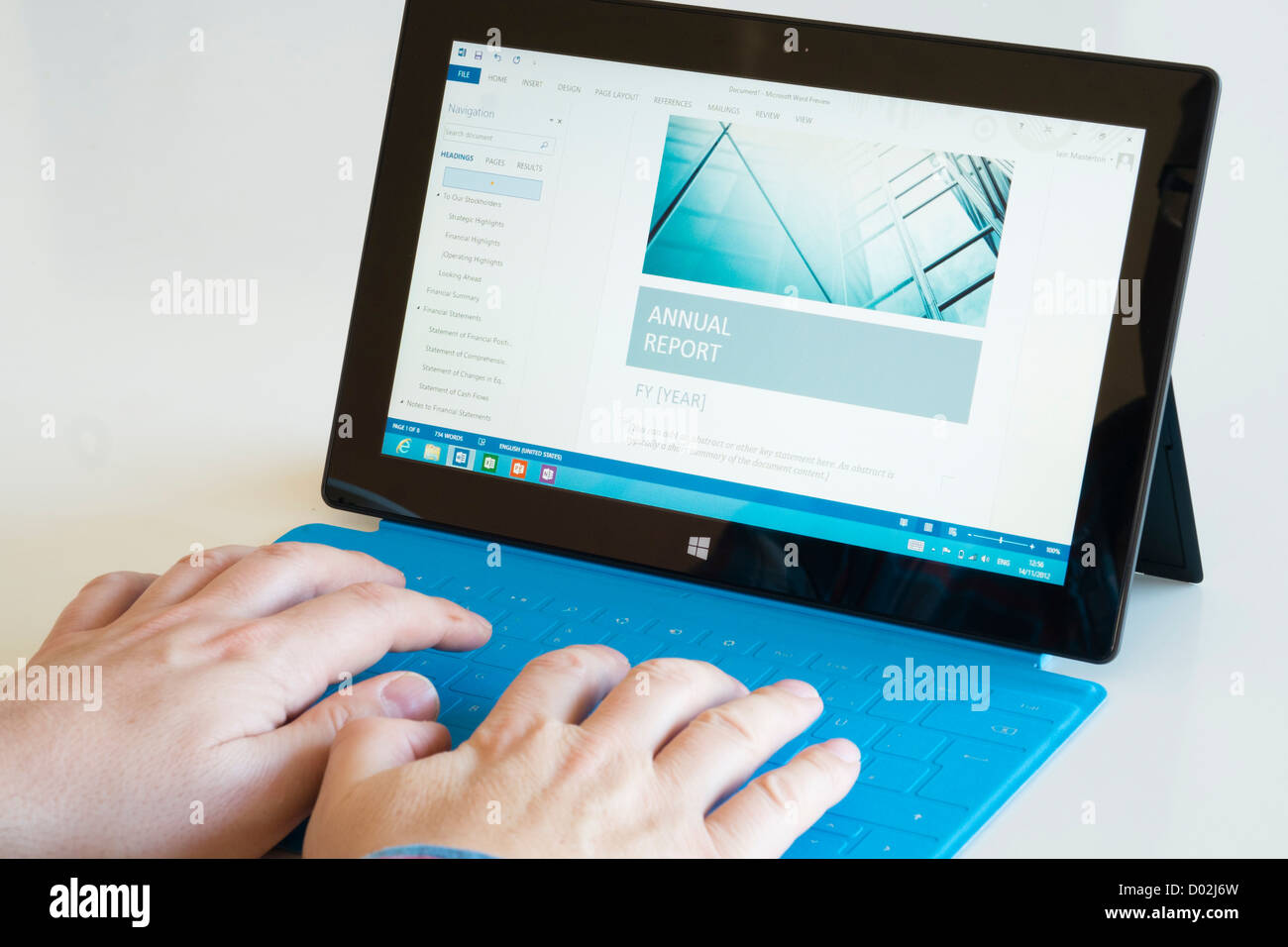 Mann mit Textverarbeitung app Bericht mit Tastatur auf dem Microsoft Surface rt Tablet PC zu schreiben Stockfoto