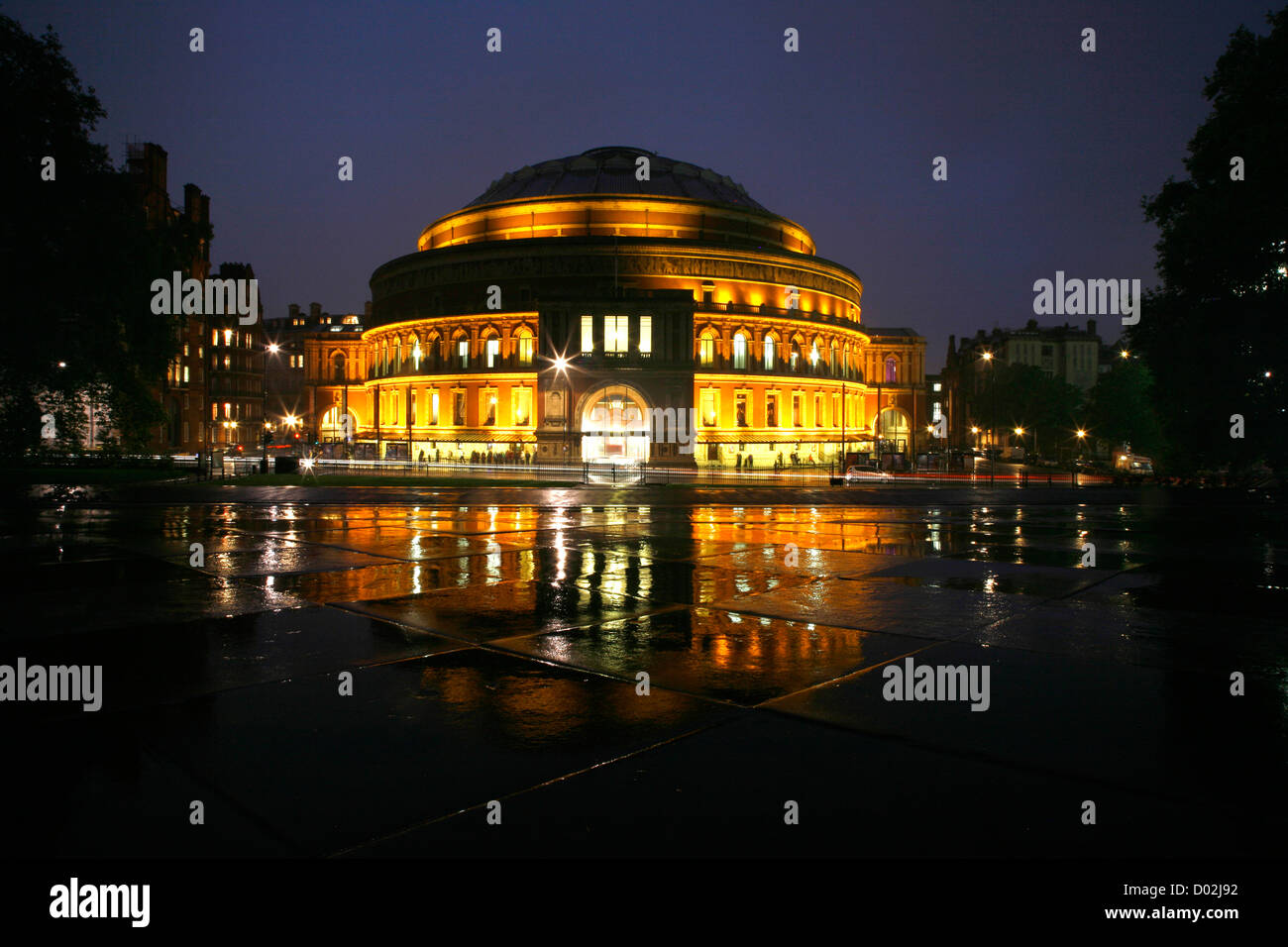 Royal Albert Hall leuchtet in der Nacht, South Kensington, London, UK Stockfoto