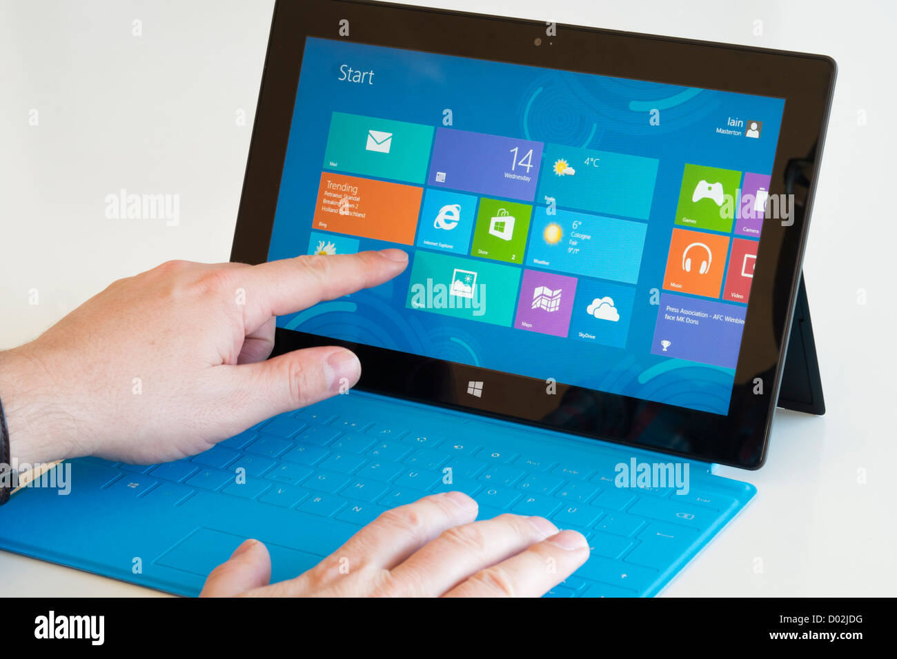 Microsoft Surface rt Tablet-Computer mit blauen Tastatur Stockfoto