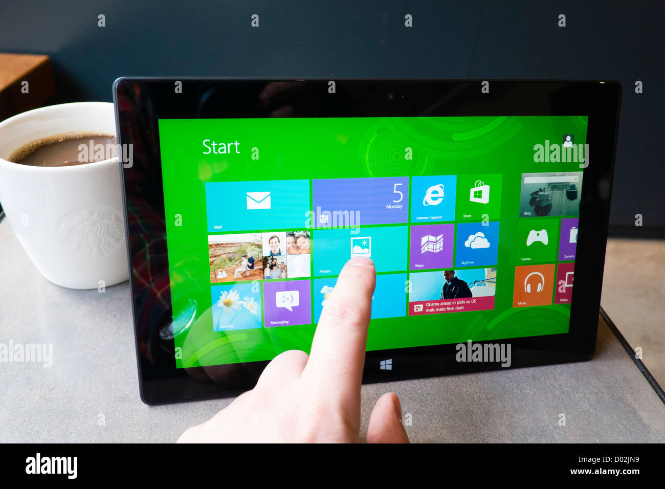 Mann mit Microsoft Surface rt Tablet-Computer im café Stockfoto