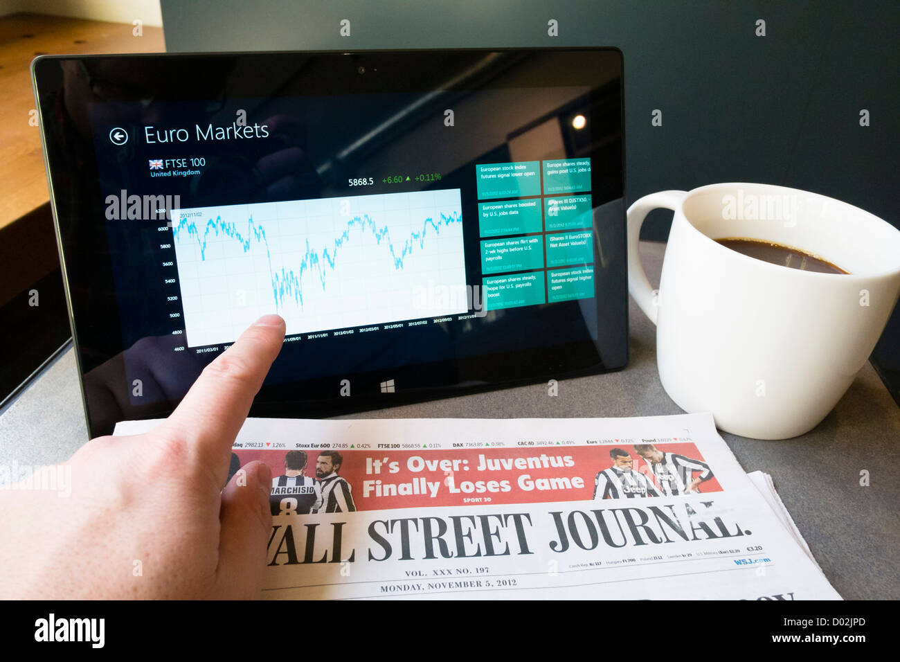 Mann mit Microsoft Surface rt Tablettcomputer mit Business-app Börsenentwicklung überprüfen Stockfoto