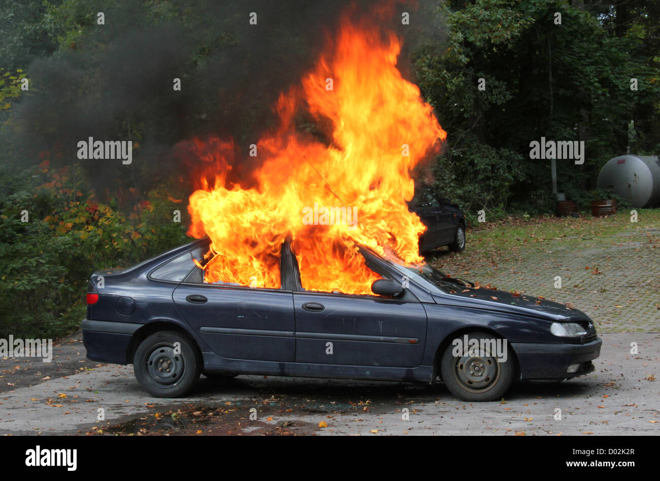 Eine kleine Limousine brennt. Stockfoto