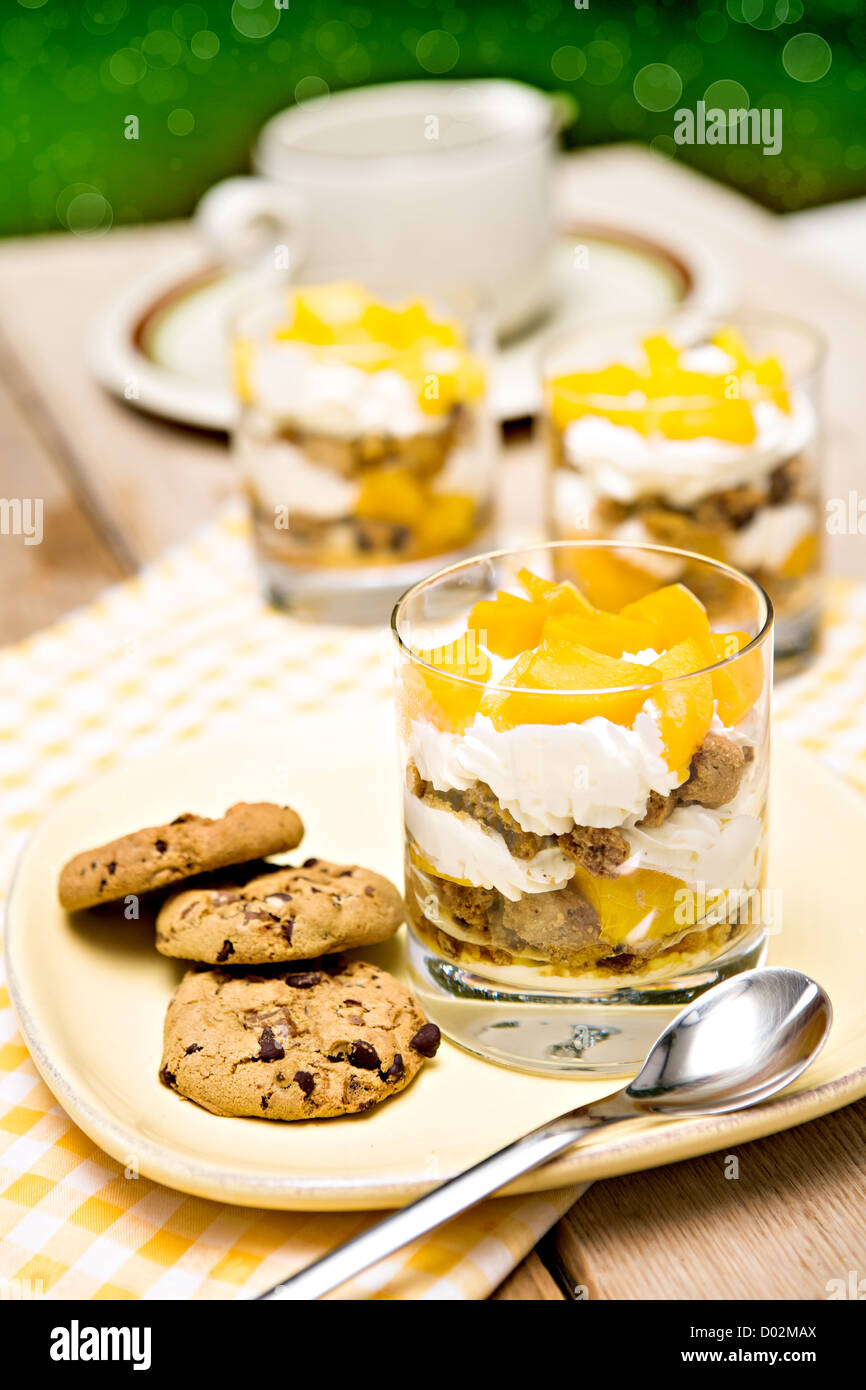 ein Glas mit Mango und Biskuit-dessert Stockfoto